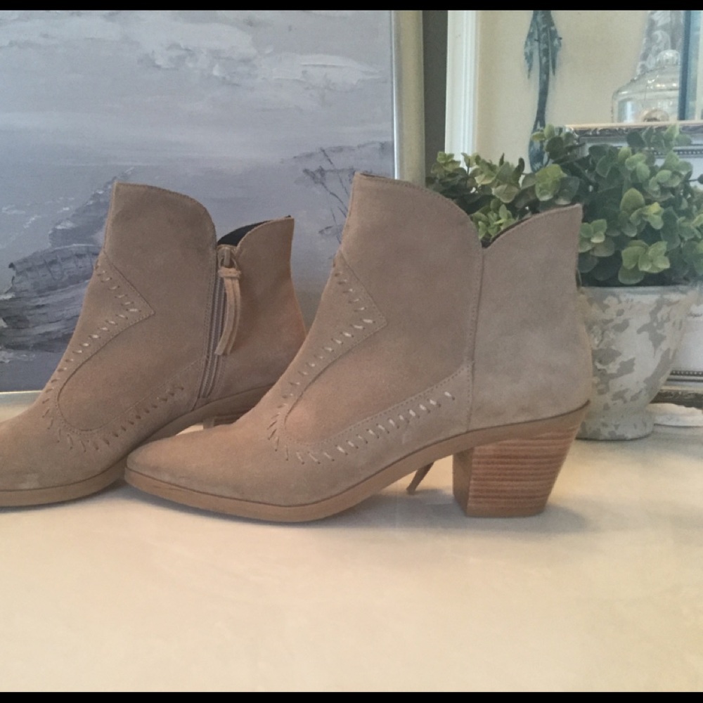 Beige suede bootie